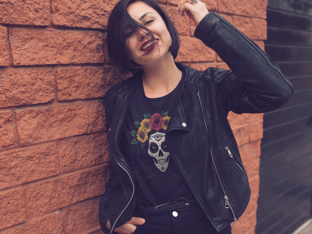 Camiseta para mujer. Catrina con Flores Rojas y Naranjas — “La Guardiana”